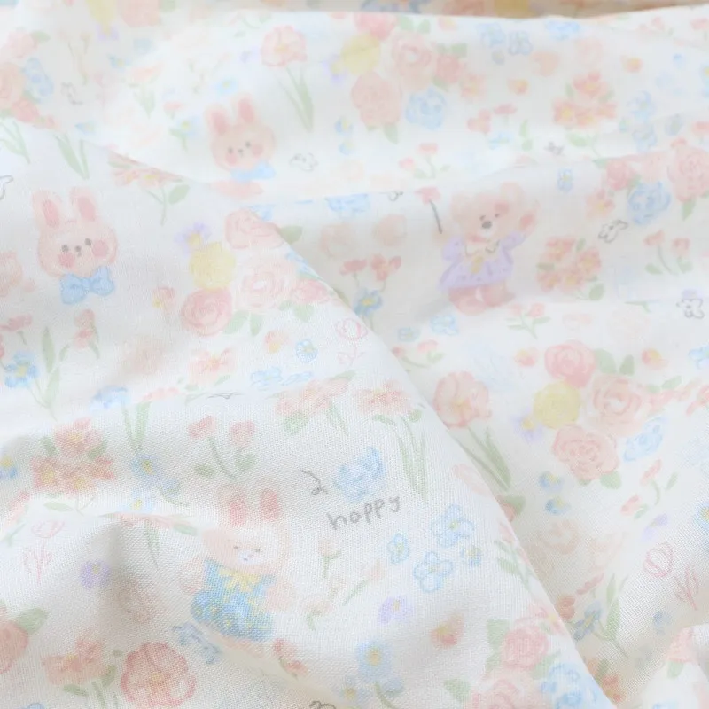 ผ้าคอตตอน 100%  ผ้าเมตร หน้ากว้าง 2.5 เมตร 98 นิ้ว ลายกระต่ายกับหมีในทุ่งดอกไม้ เหมาะนำไปทำผ้าอ้อม ผ้าห่อตัวเด็กแรกเกิด ลายกระต่ายกับหมีดอกไม้