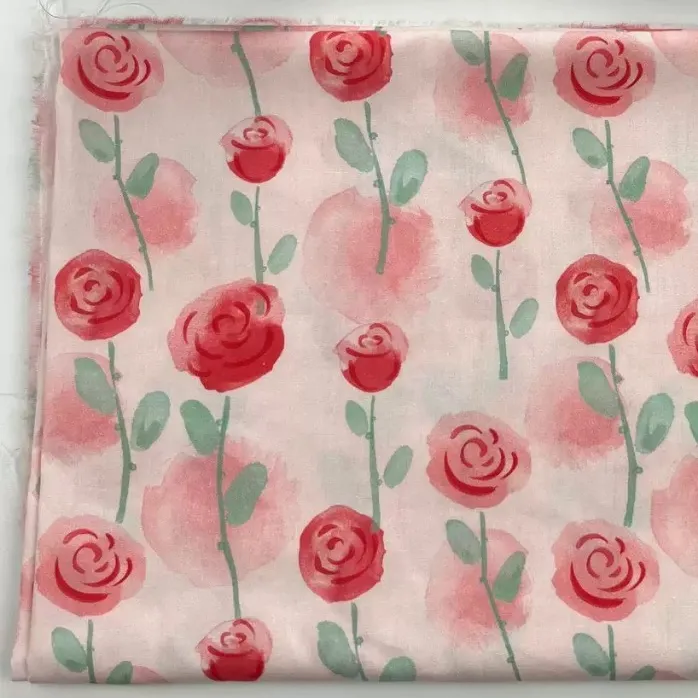 ผ้าคอตตอน 100% cotton poplin  ตัดขายเป็นเมตร หน้ากว้าง 145 เซนติเมตร ลายกุหลาบแดงพื้นชมพู ลายกุหลาบแดงพื้นชมพู