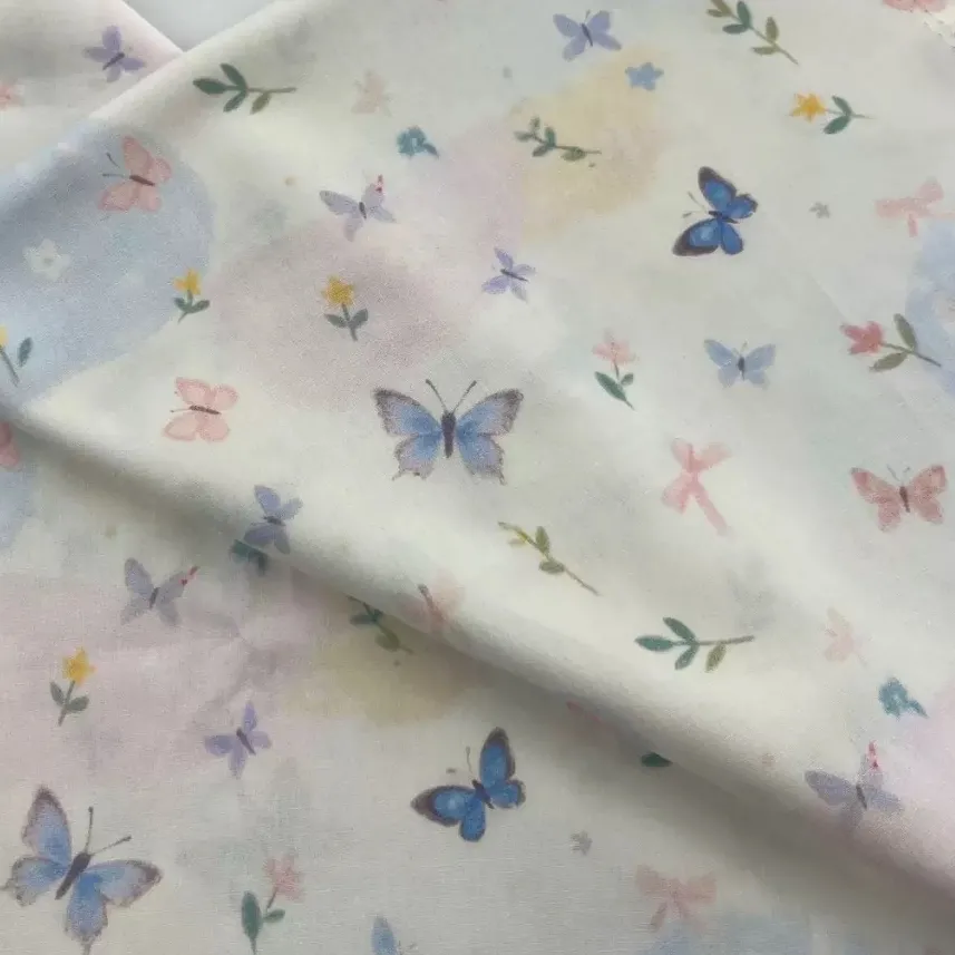 ผ้าคอตตอน 100% cotton poplin  ตัดขายเป็นเมตร หน้ากว้าง 145 เซนติเมตร ลาย ผีเสื้อสีฟ้า ลายผีเสื้อสีฟ้า