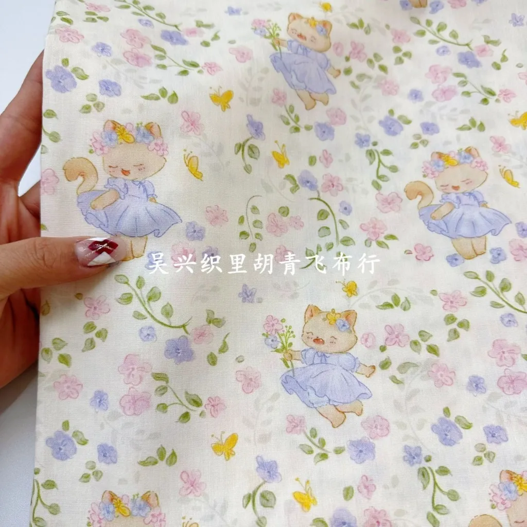 ผ้าคอตตอน 100% cotton poplin  ตัดขายเป็นเมตร หน้ากว้าง 145 เซนติเมตร พิมพ์ลายแมวในสวนดอกไม้ ลายแมวในสวนดอกไม้