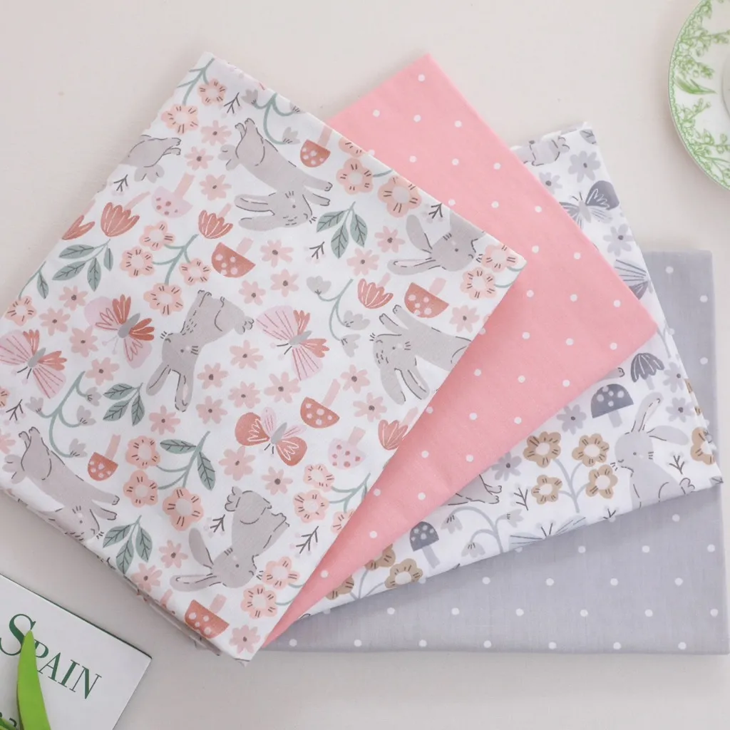 ผ้าาคอตตอน 100% คอตตอนทอทวิล ลายกระต่ายกับเห็ด จุดขาวพื้นโอรส จุดขาวพื้นเทา