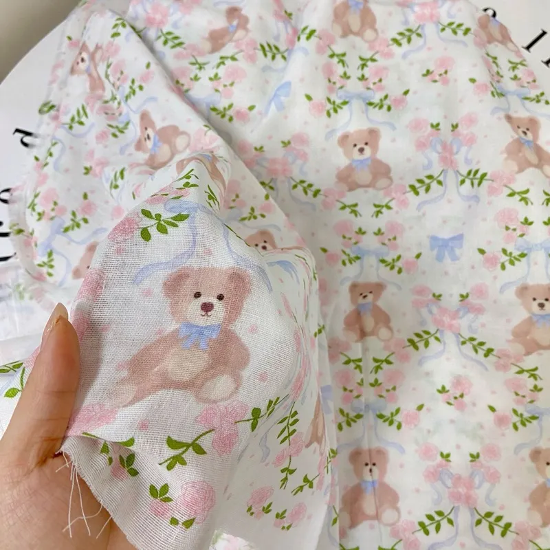 ผ้าคอตตอน 100% cotton poplin  ตัดขายเป็นเมตร หน้ากว้าง 145 เซนติเมตร ลาย bow tie bear