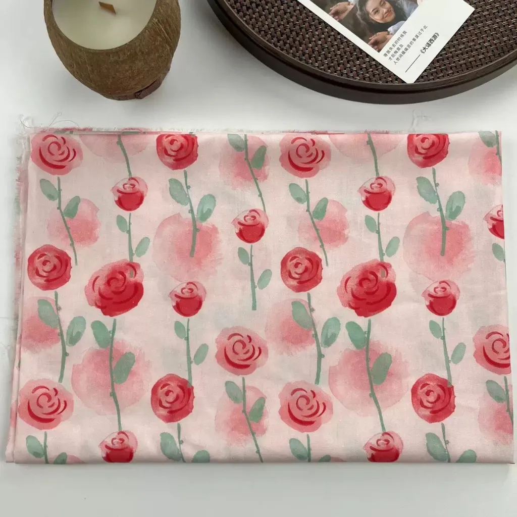 ผ้าคอตตอน 100% cotton poplin  ตัดขายเป็นเมตร หน้ากว้าง 145 เซนติเมตร ลายกุหลาบแดงพื้นชมพู