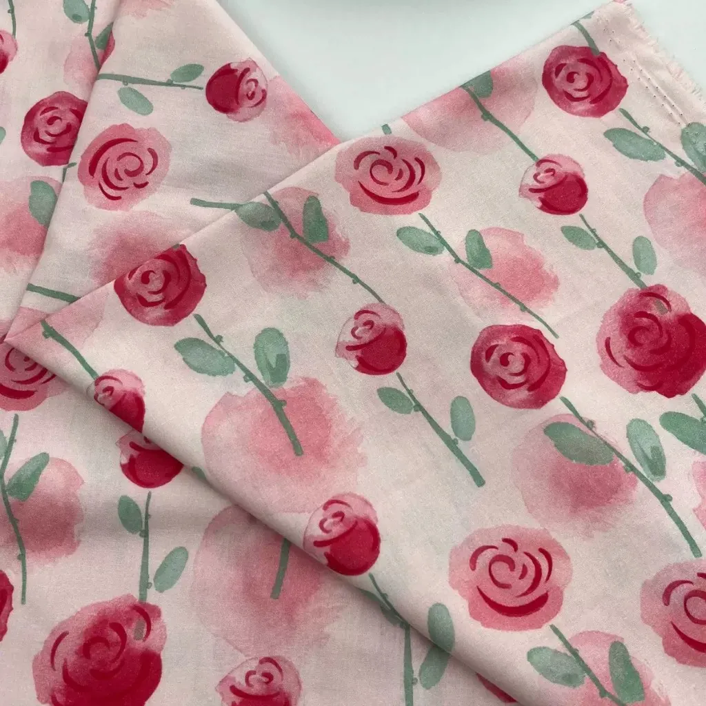 ผ้าคอตตอน 100% cotton poplin  ตัดขายเป็นเมตร หน้ากว้าง 145 เซนติเมตร ลายกุหลาบแดงพื้นชมพู รูปที่ 2