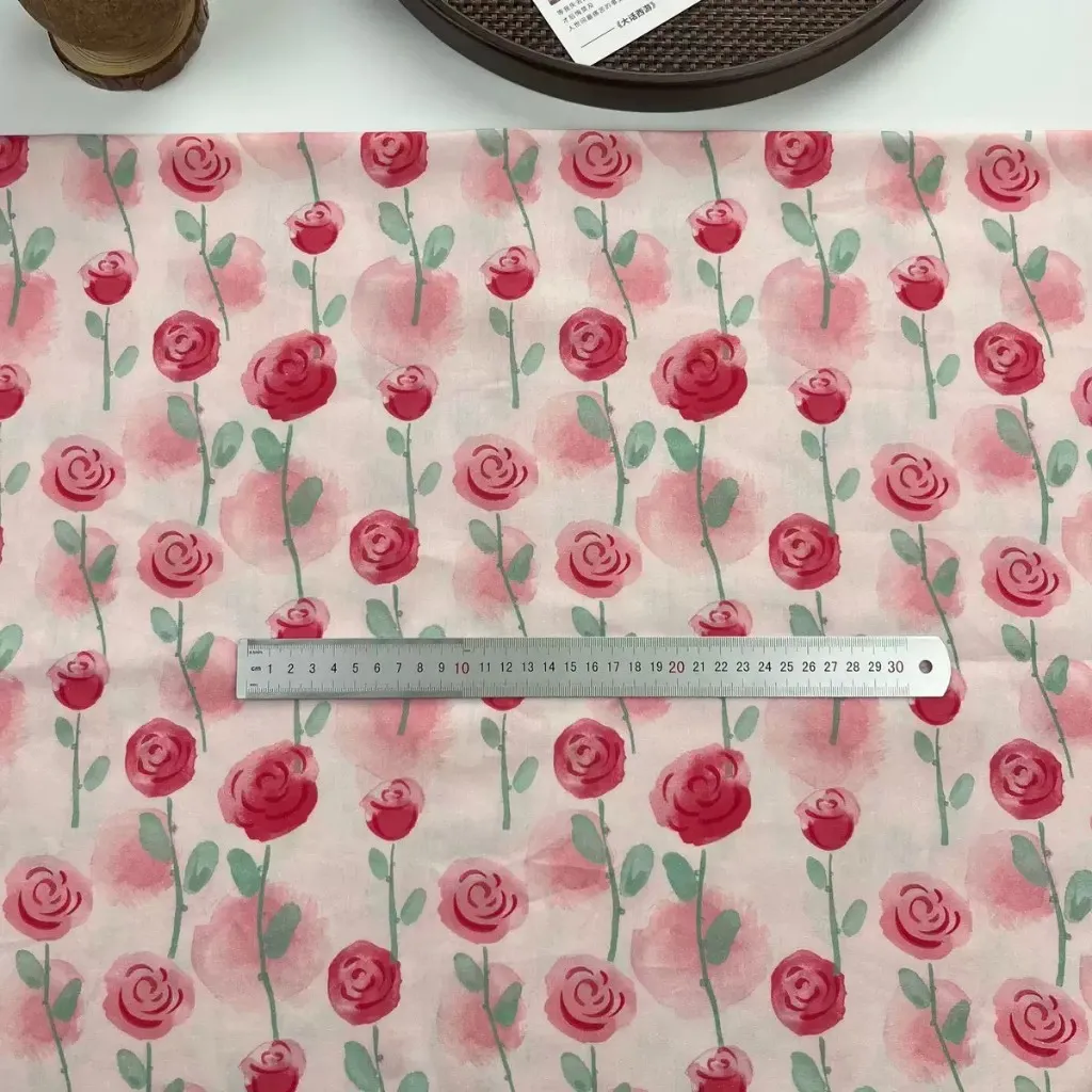 ผ้าคอตตอน 100% cotton poplin  ตัดขายเป็นเมตร หน้ากว้าง 145 เซนติเมตร ลายกุหลาบแดงพื้นชมพู รูปที่ 6