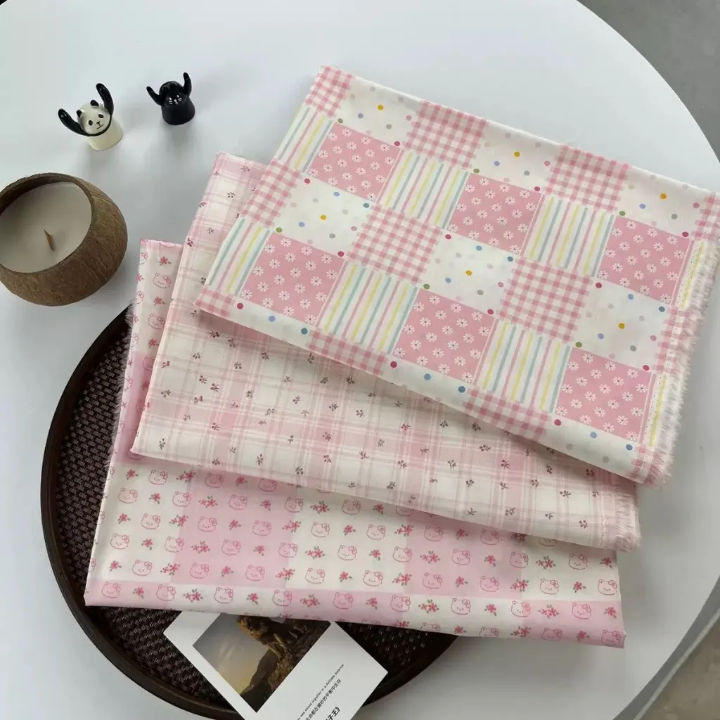 ผ้าคอตตอน 100% cotton poplin  ตัดขายเป็นเมตร หน้ากว้าง 145 เซนติเมตร ลายควินท์ดอกไม้จุดเรนโบว์ ดอกไม้ ตารางแมวเหมียว