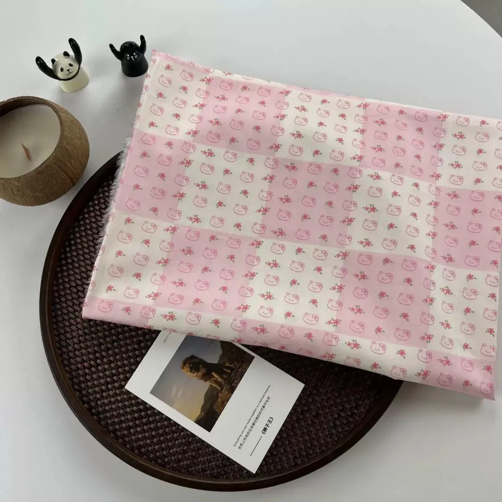 ผ้าคอตตอน 100% cotton poplin  ตัดขายเป็นเมตร หน้ากว้าง 145 เซนติเมตร ลายควินท์ดอกไม้จุดเรนโบว์ ดอกไม้ ตารางแมวเหมียว รูปที่ 4