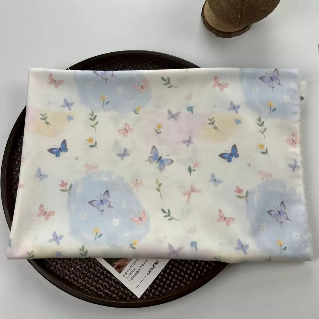ผ้าคอตตอน 100% cotton poplin  ตัดขายเป็นเมตร หน้ากว้าง 145 เซนติเมตร ลาย ผีเสื้อสีฟ้า