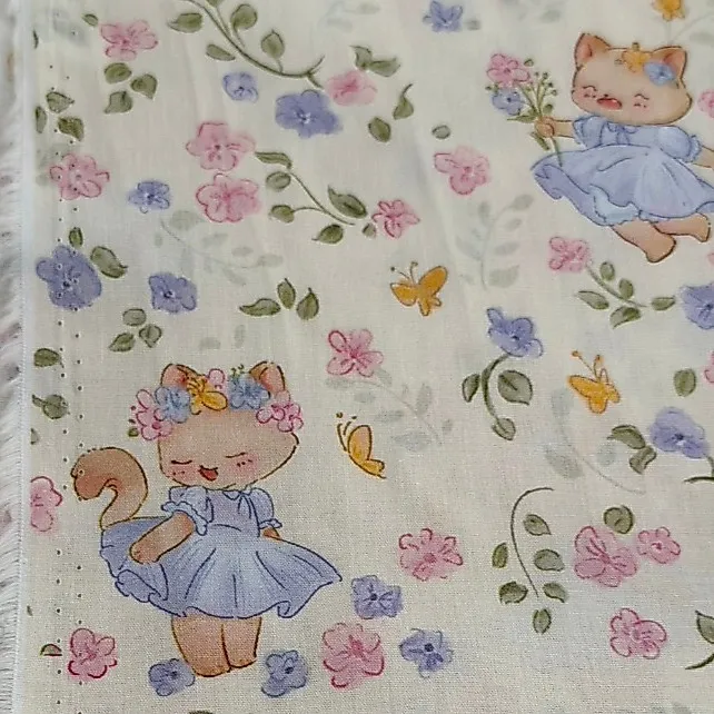 ผ้าคอตตอน 100% cotton poplin  ตัดขายเป็นเมตร หน้ากว้าง 145 เซนติเมตร พิมพ์ลายแมวในสวนดอกไม้